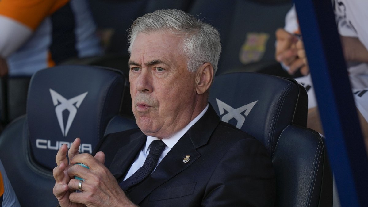 Real Madrid&#039;s head coach Carlo Ancelotti looks on during the Spanish La Liga match against Barcelona, Barcelona, Spain, May 11, 2025. (EPA Photo)
