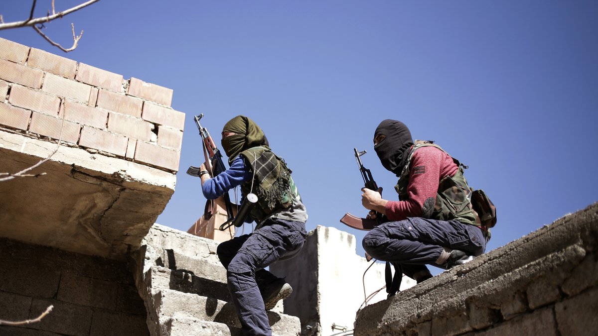 PKK terrorists get in position to attack Turkish security forces, Mardin, southeastern Türkiye, March 1, 2016. (AP Photo)