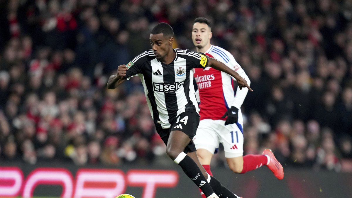 Newcastle&#039;s Alexander Isak (L) fights for the ball with Arsenal&#039;s Gabriel Martinelli during the English League Cup semifinal first leg match between Arsenal and Newcastle United at the Emirates Stadium, London, U.K., Jan. 7, 2025. (AP Photo)