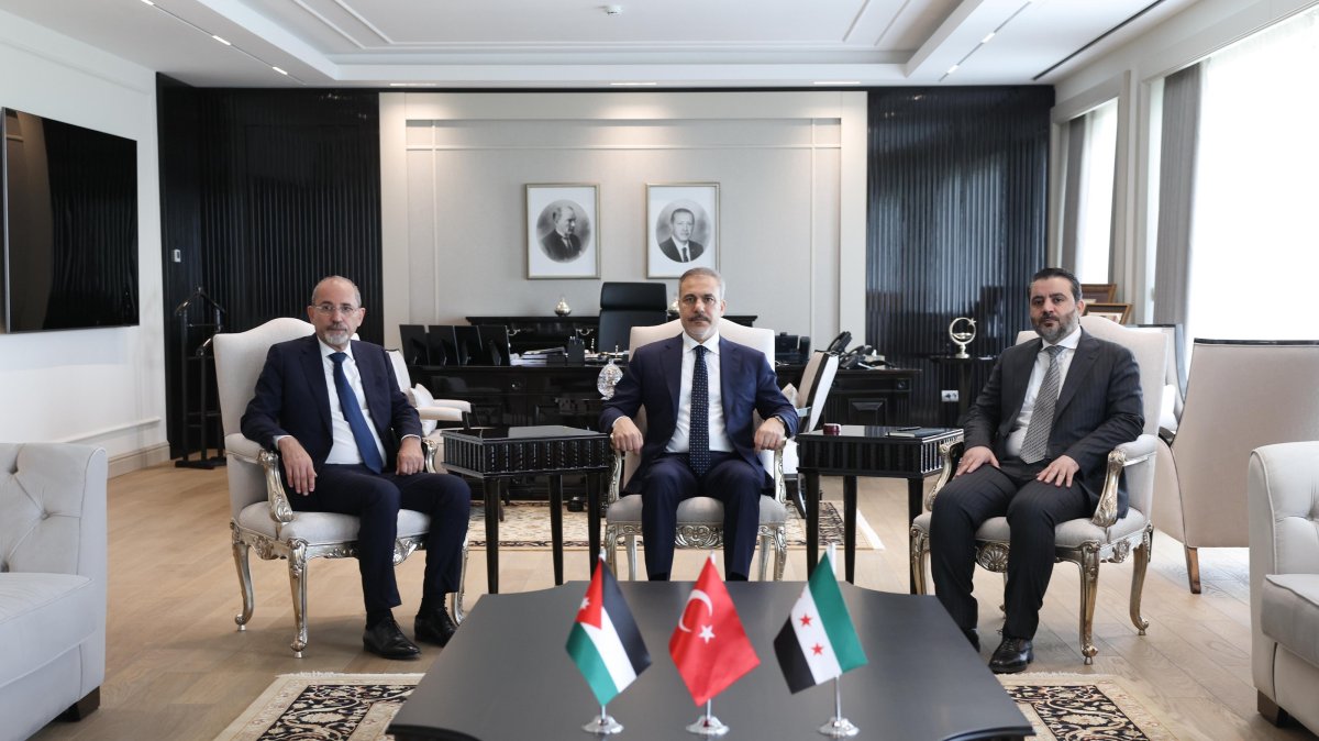 Foreign Minister Hakan Fidan (C) hosts his Jordanian (L) and Syrian counterparts (R), Ankara, Türkiye, May 12, 2025. (AA Photo)