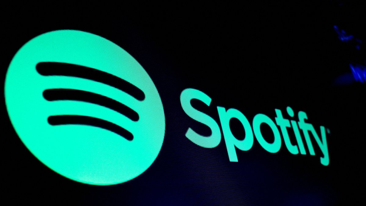 A screen displays the logo of Spotify on the floor at the New York Stock Exchange (NYSE) in New York City, U.S., Dec. 4, 2023. (Reuters Photo)
