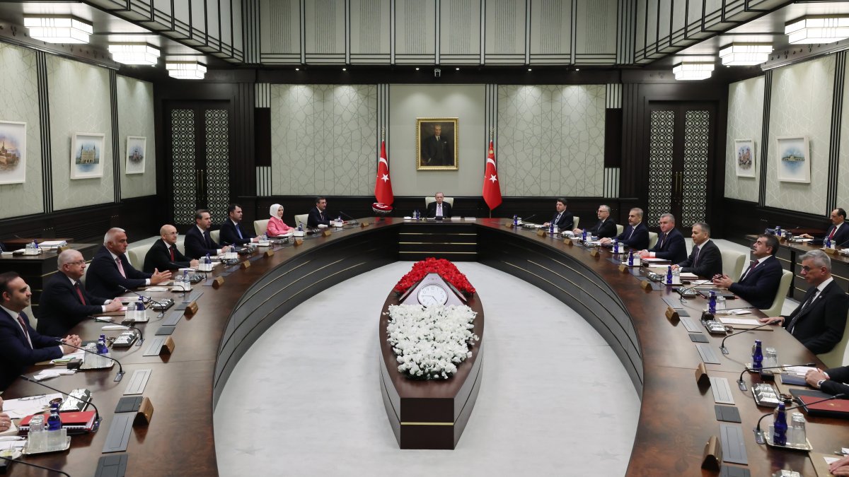 
MHP Genel Başkanı Devlet Bahçeli, Cumhurbaşkanı Recep Tayyip Erdoğan başkanlığında toplanan Kabine&#039;ye güllerden yapılmış ay yıldızlı çiçek gönderdi.