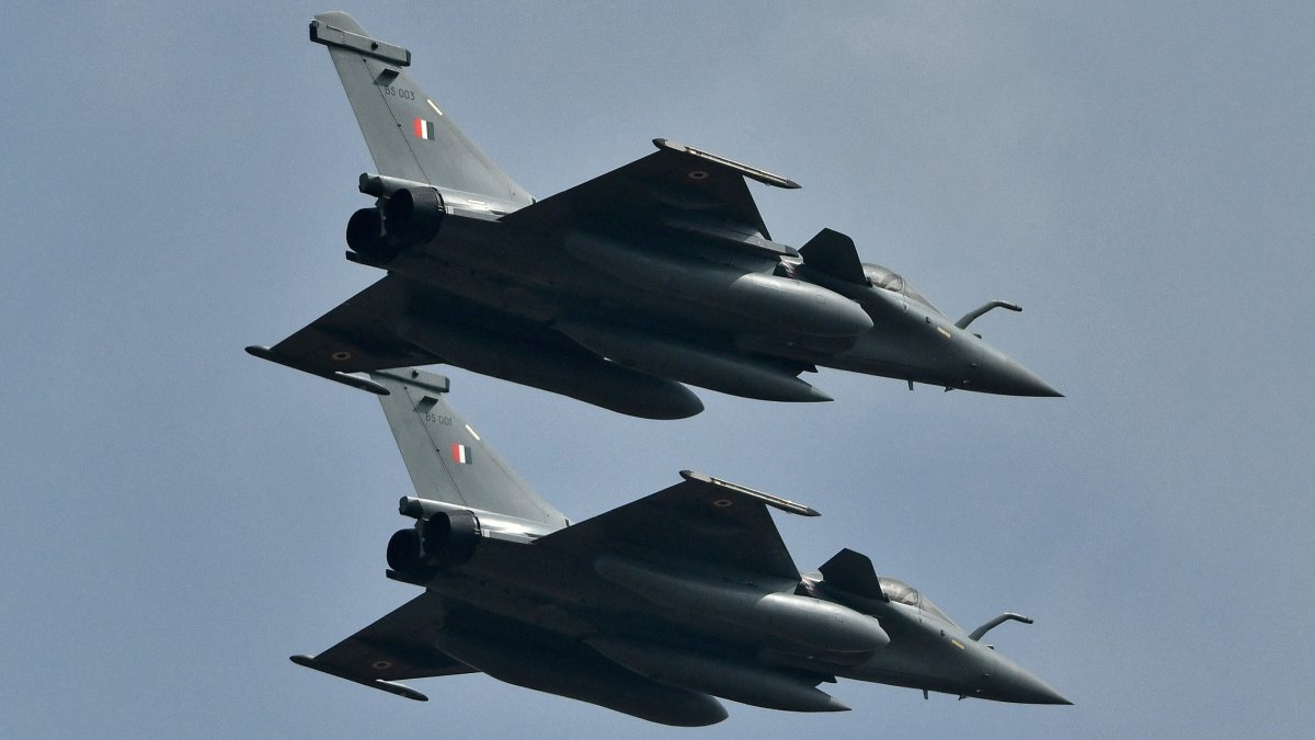 Indian Air Force&#039;s Rafale fighter jets fly past during the &quot;Aero India 2021&quot; air show at Yelahanka air base in Bengaluru, India, Feb. 3, 2021. (Reuters Photo)