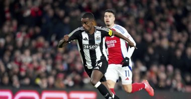 Newcastle&#039;s Alexander Isak (L) fights for the ball with Arsenal&#039;s Gabriel Martinelli during the English League Cup semifinal first leg match between Arsenal and Newcastle United at the Emirates Stadium, London, U.K., Jan. 7, 2025. (AP Photo)
