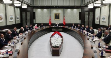 
MHP Genel Başkanı Devlet Bahçeli, Cumhurbaşkanı Recep Tayyip Erdoğan başkanlığında toplanan Kabine&#039;ye güllerden yapılmış ay yıldızlı çiçek gönderdi.