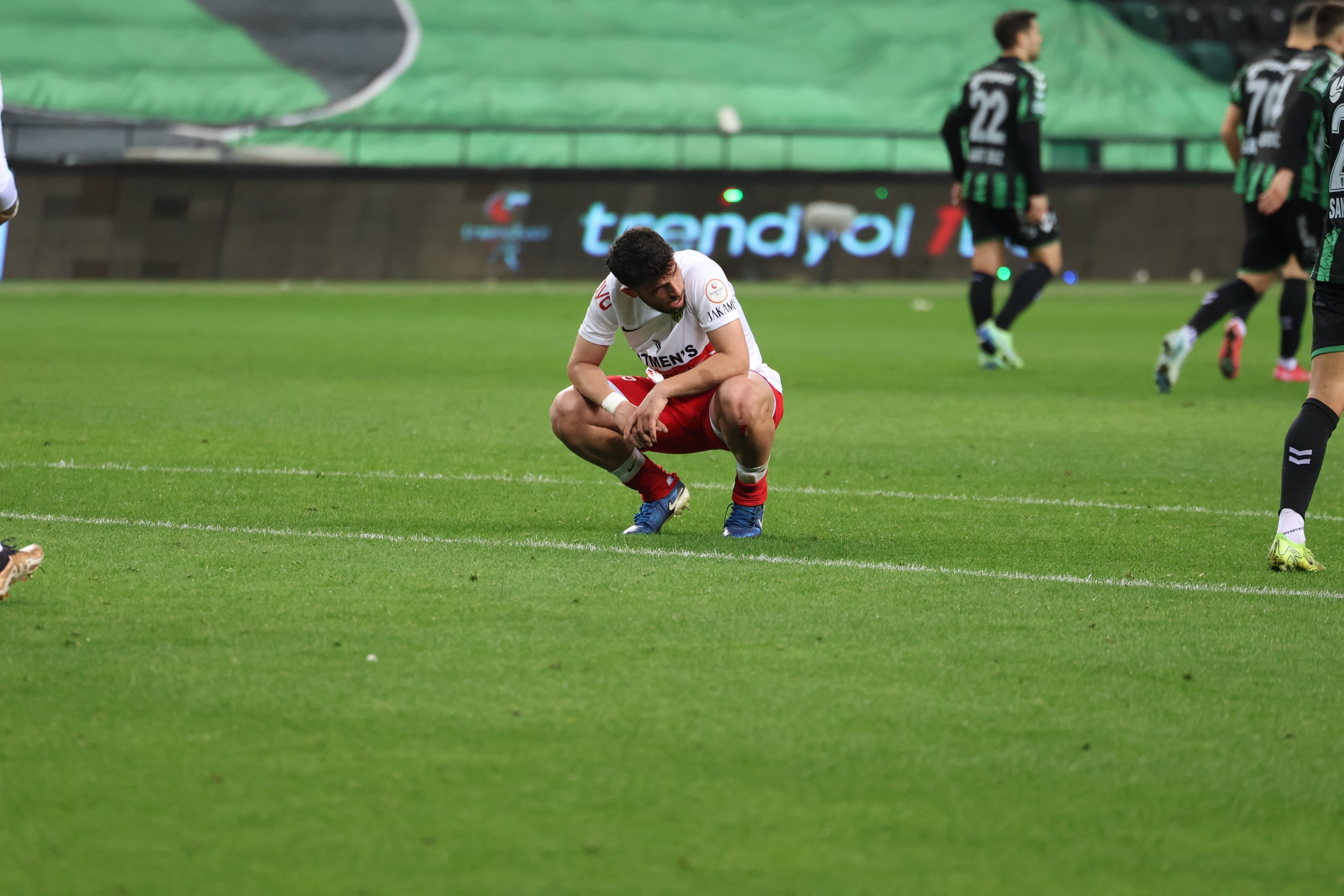 Yeni Malatyaspor players look dejected after a 7-0 defeat against Kocaelispor during a 1. Lig match at Izmit Stadium, Kocaeli, Türkiye, April 15, 2025. (IHA Photo)