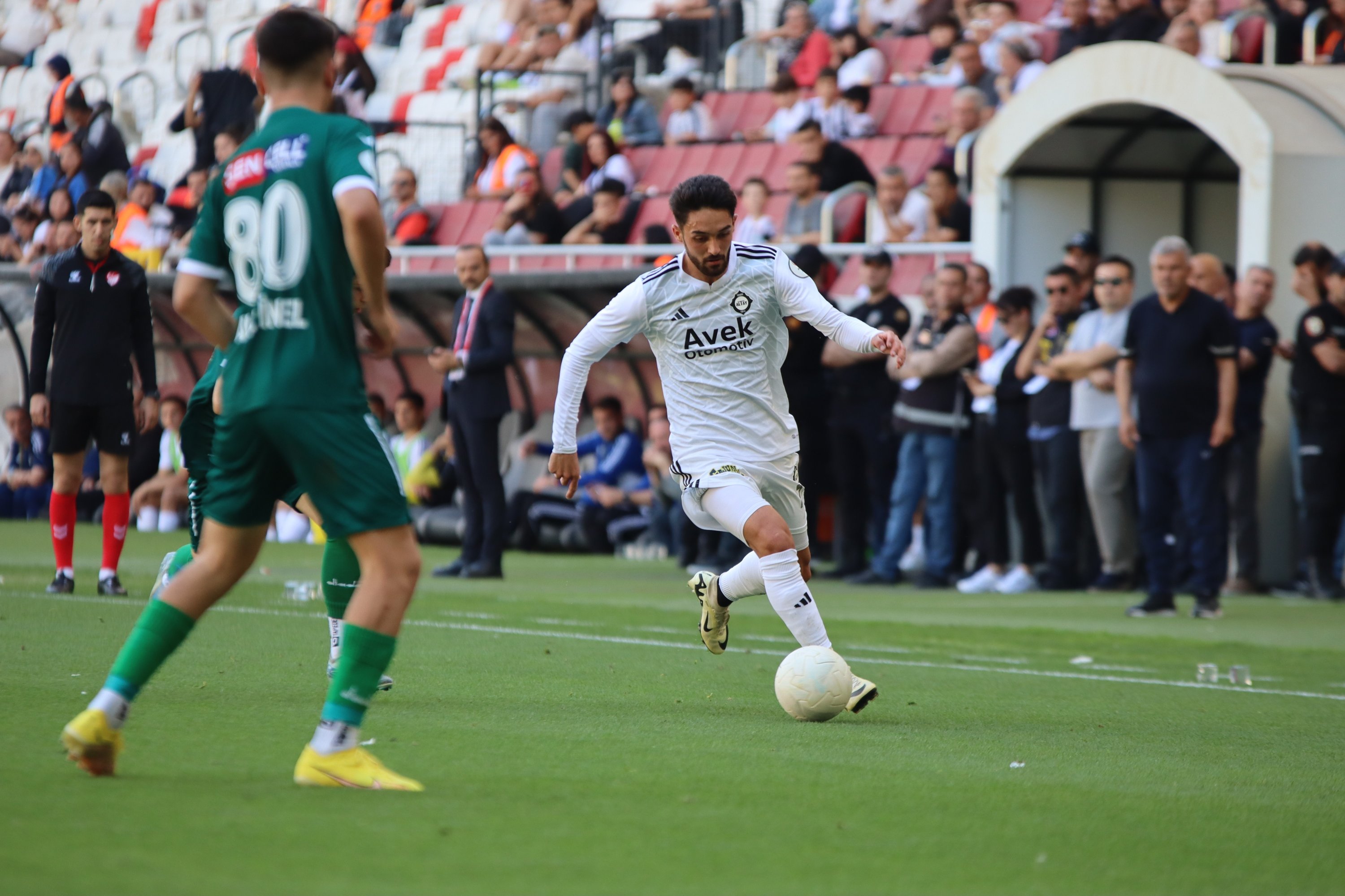 Altay forward Onur Efe (R) in action during the match against Denizlispor, Izmir, Türkiye, May 2025. (AA Photo)
