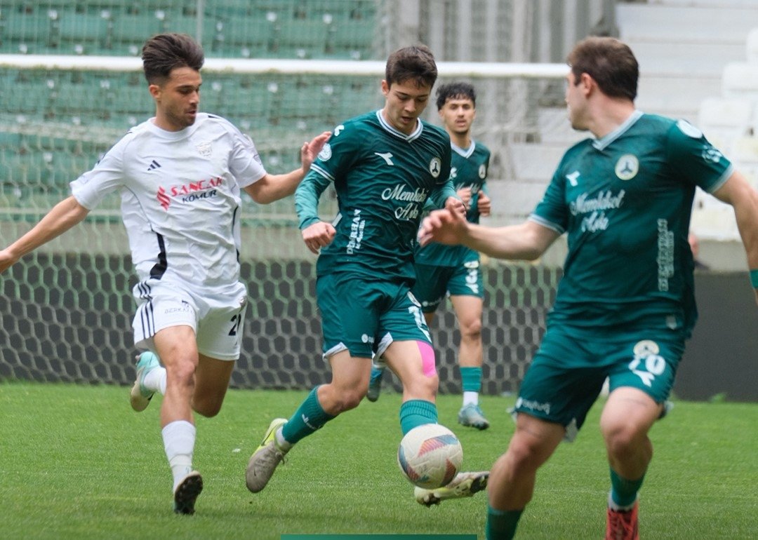 Giresunspor and Somaspor players in action during the TFF 2. Lig Red Group match at Giresun Stadium, Giresun, Türkiye, May 3, 2025. (IHA Photo)