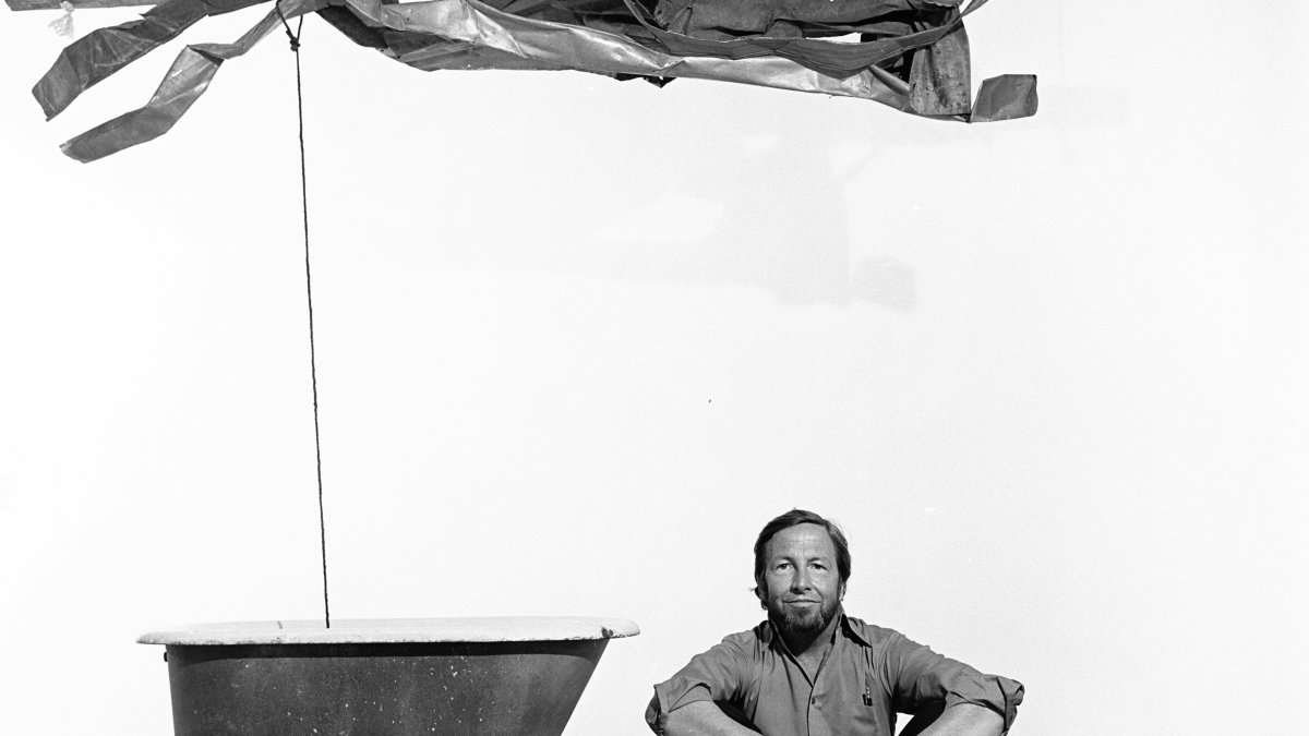 Artist Robert Rauschenberg with his art at the Museum of Modern Art, New York, U.S., March 19, 1977. (Getty Images)