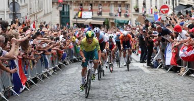The pack of riders cycles in the ascent of Montmartre during the men&#039;s cycling road race during the Paris 2024 Olympic Games, Paris, Aug. 3, 2024. (AFP Photo)