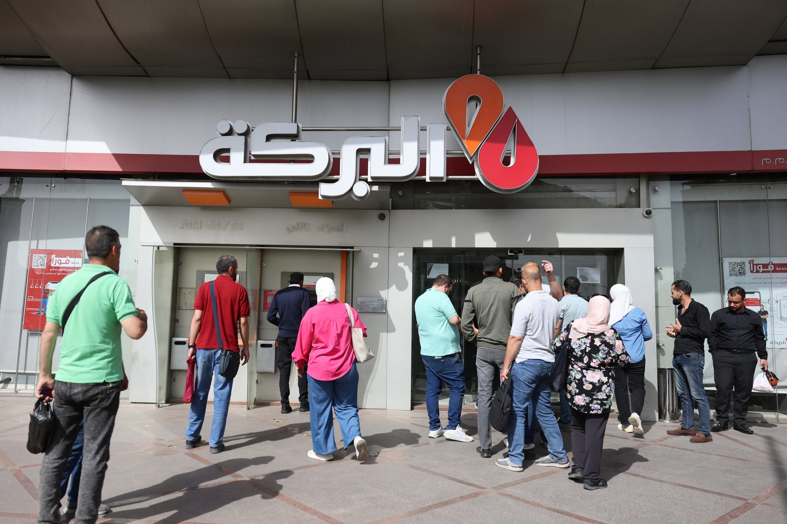İnsanlar bir banka, Şam, Suriye dışındaki ATM'ler için sıraya girer, 14 Mayıs 2025. (EPA fotoğrafı)