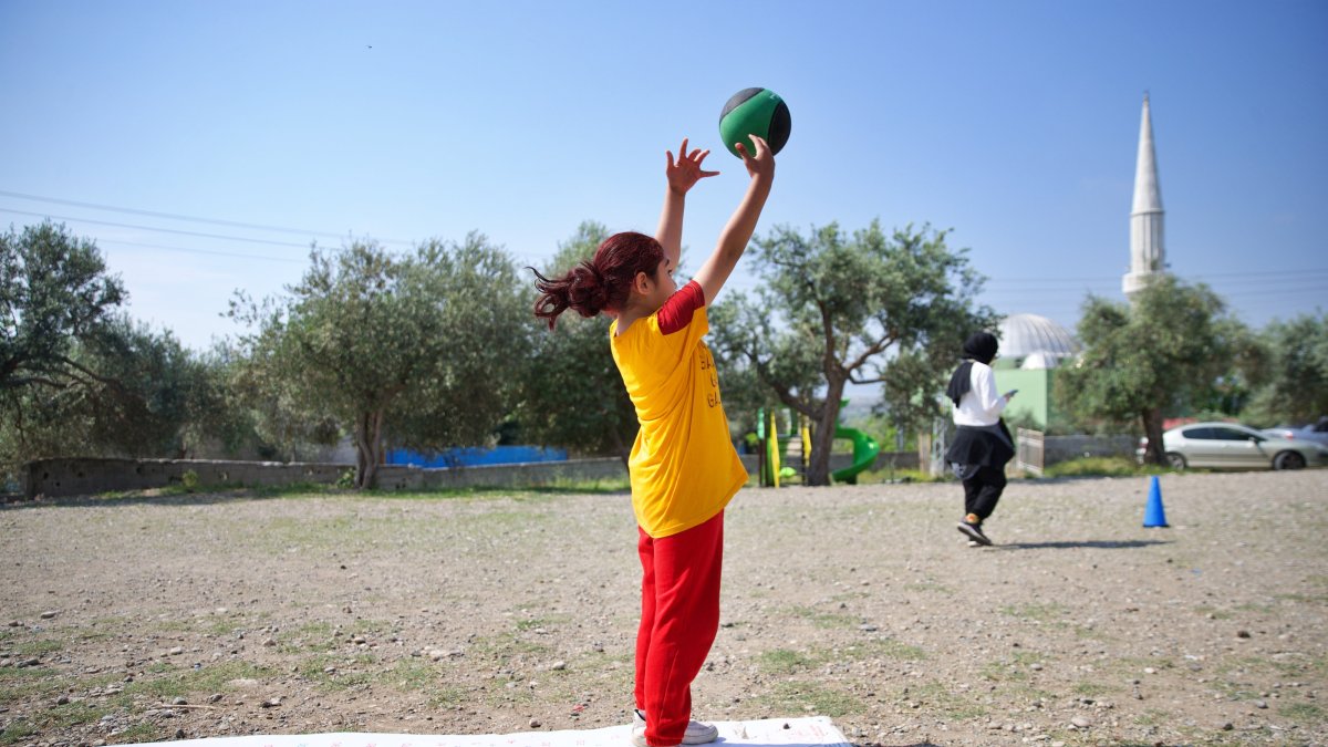 A girl performs physical fitness tests as part of the sports talent screening program, Osmaniye, Türkiye, May 7, 2025. (AA Photo)