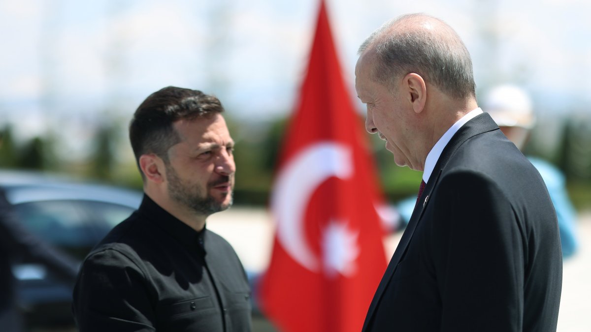 President Recep Tayyip Erdoğan shakes hands with Ukrainian President Volodymyr Zelenskyy (L) at the Presidential Complex, Ankara, Türkiye, May 15, 2025. (AA Photo)