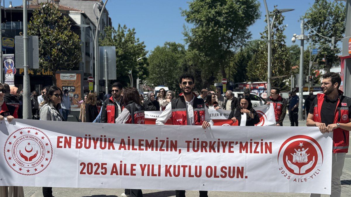 Participants carry banners reading “Happy 2025 Year of the Family to our greatest family, our Türkiye” during a "Family Week" parade, Sakarya, Türkiye, May 15, 2025. (AA Photo)