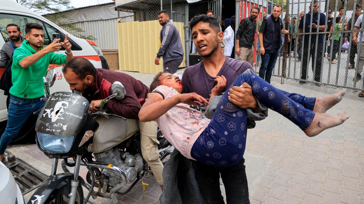 A Palestinian man carries a wounded person to Nasser hospital following an Israeli strike, in Khan Younis, southern Gaza Strip, Palestine, May 15, 2025. (Reuters Photo)