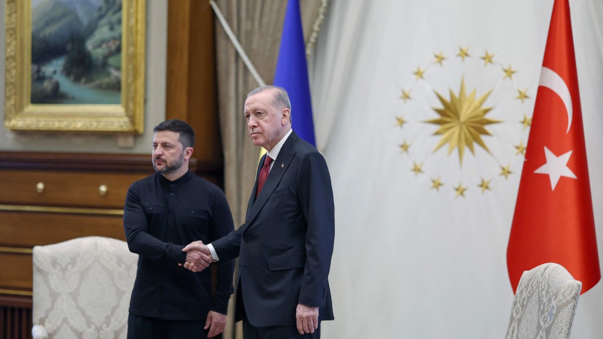 Turkish President Recep Tayyip Erdoğan (R) shakes hands with Ukrainian President Volodymyr Zelenskyy, in Ankara, Türkiye, May 15, 2025. (AFP Photo)