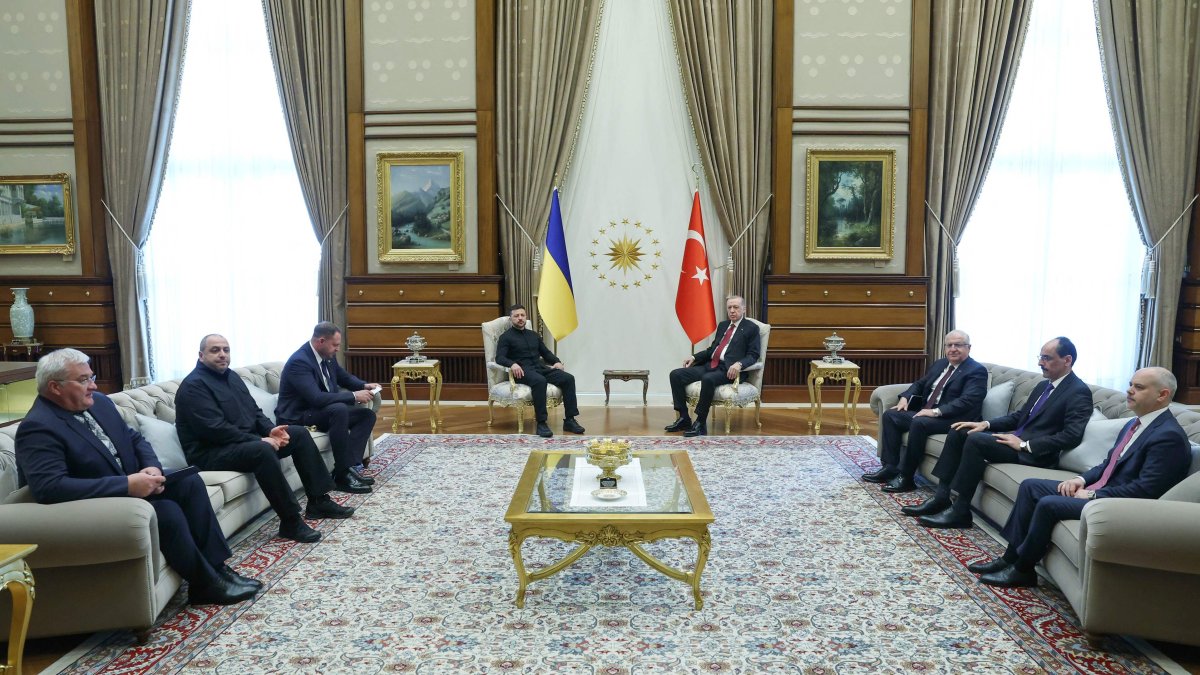 President Recep Tayyip Erdoğan and Ukrainian President Volodymyr Zelenskyy attend a meeting at the Presidential Complex in Ankara, May 15, 2025. (Presidential Communications Directorate Handout via AFP)