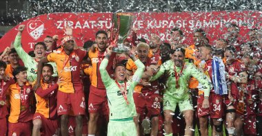 Fernando Muslera lifts the Turkish Cup trophy after Galatasaray beat Trabzonspor in the final, Gaziantep, Türkiye, May 14, 2025. (AA Photo)