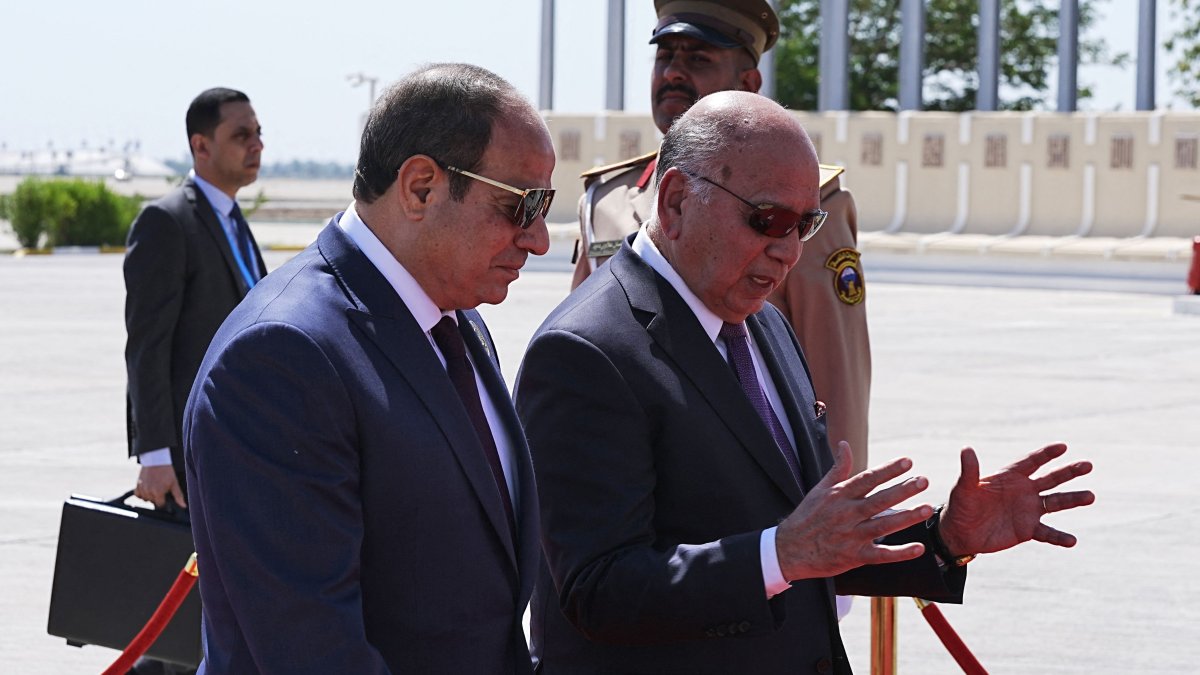 Iraq&#039;s Foreign Minister Fuad Hussein (R) walks with Egypt&#039;s President Abdel Fattah al-Sisi upon his arrival ahead of the 34th Arab League summit, in Baghdad, Iraq, May 17, 2025. (AFP Photo)