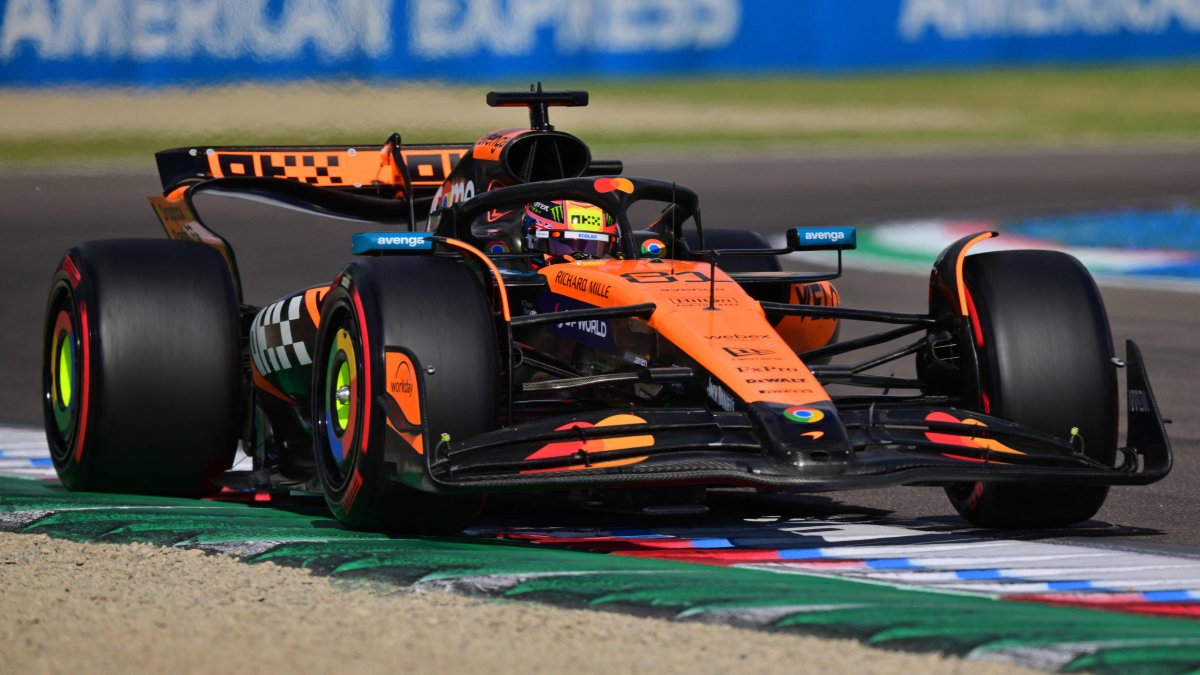 McLaren&#039;s Australian driver Oscar Piastri races during a qualifying session for the 2025 Emilia Romagna Formula One Grand Prix at the Imola Autodrome, Imola, Italy, May 17, 2025. (AFP Photo)