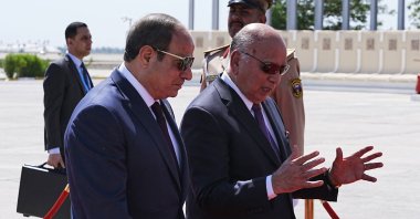 Iraq&amp;#039;s Foreign Minister Fuad Hussein (R) walks with Egypt&amp;#039;s President Abdel Fattah al-Sisi upon his arrival ahead of the 34th Arab League summit, in Baghdad, Iraq, May 17, 2025. (AFP Photo)