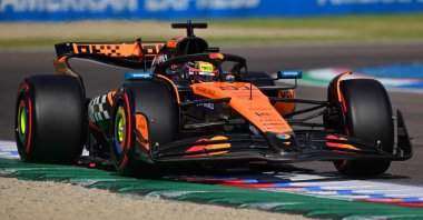 McLaren&#039;s Australian driver Oscar Piastri races during a qualifying session for the 2025 Emilia Romagna Formula One Grand Prix at the Imola Autodrome, Imola, Italy, May 17, 2025. (AFP Photo)