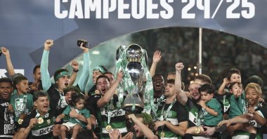 Sporting CP players celebrate with the trophy after their team won their 21st Portuguese First League title, after winning the Portuguese First League match between Sporting CP and Vitoria FC, Lisbon, Portugal, May 17, 2025. (EPA Photo)