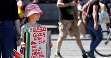 A girl holds a poster during a protest in support of Palestinians in Gaza to mark the 77th anniversary of the &quot;Nakba&quot;, or &quot;catastrophe&quot;, in Dublin, Ireland, May 17, 2025. (Reuters Photo)