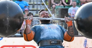 Eddie Williams of Australia lifts a 154 kilogram circus barbell for two reps, during the &quot;World&#039;s Strongest Man&quot; competition, Sacramento, California, U.S., May 15, 2025. (AFP Photo)