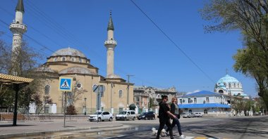 People cross the street near the Juma-Jami Mosque and the Saint Nicholas Cathedral in Yevpatoriya, Crimea, Ukraine, April 24, 2025. (Reuters Photo)