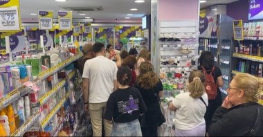 Shoppers rush through Gratis store aisles during a busy sale event. (IHA Photo)