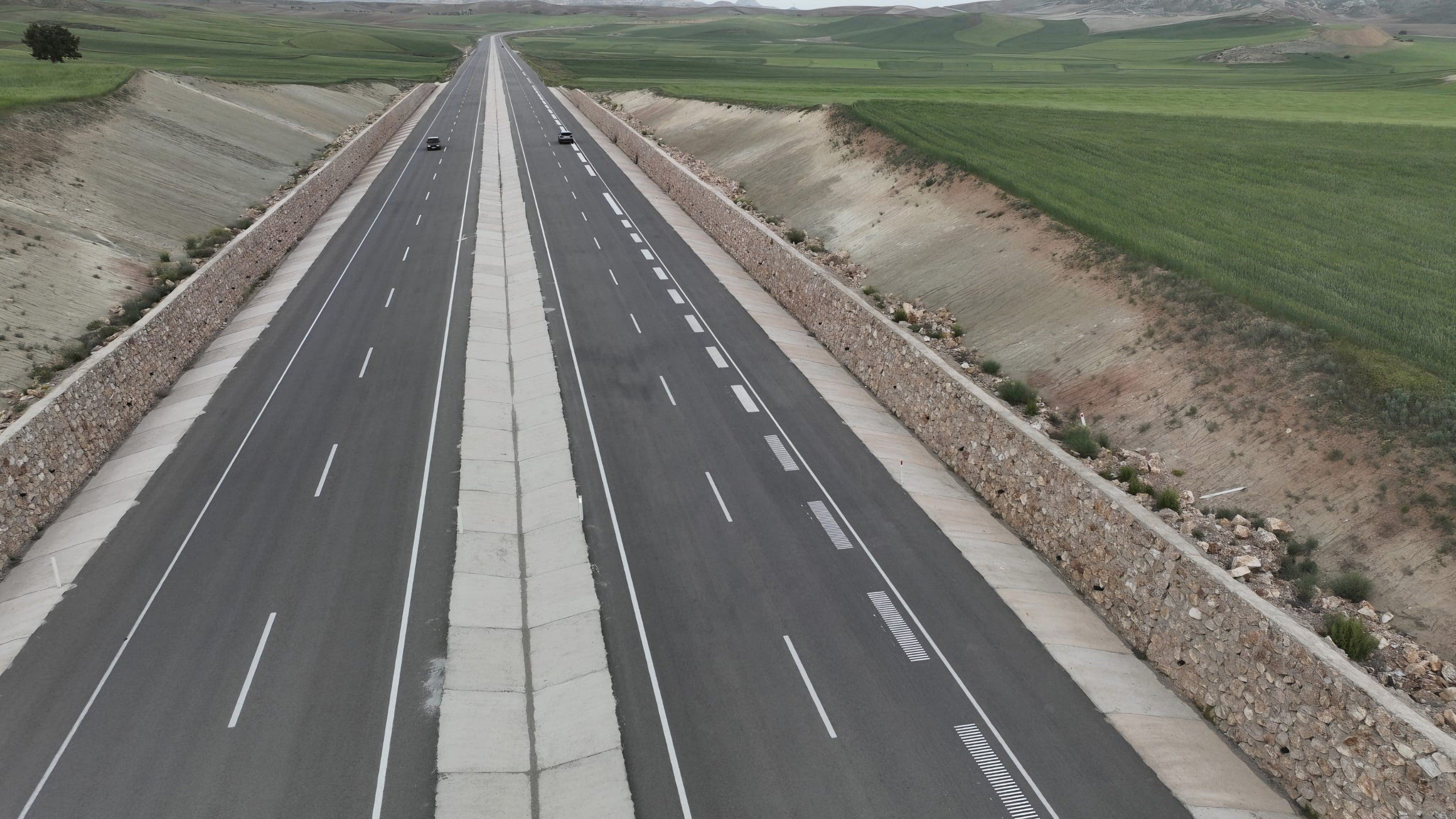 Nallahan-Beypazari Eyalet Yolu, Ankara, Türkiye, 19 Mayıs 2025'te bir dizi oluk görülebilir. (IHA Photo)