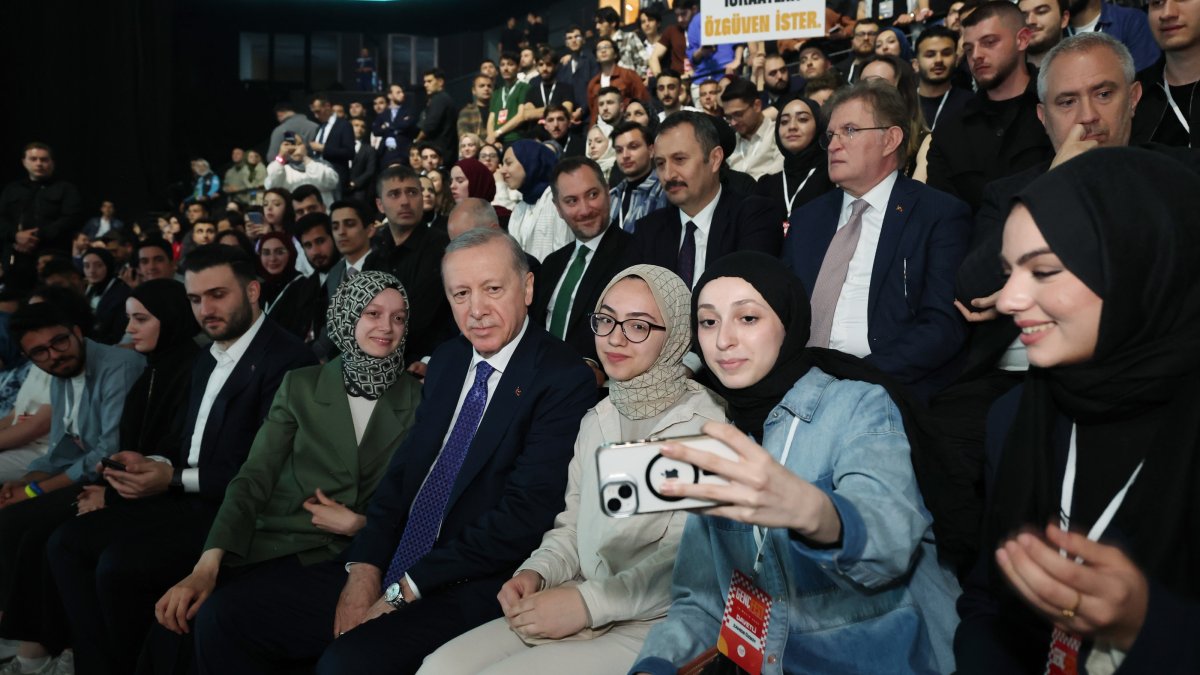 President Recep Tayyip Erdoğan poses for a selfie with guests attending an event, Istanbul, Türkiye, May 16, 2025. (AA Photo)
