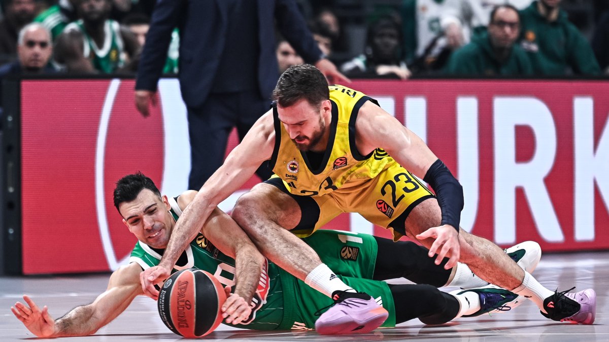 Panathinaikos&#039; Kostas Sloukas (L) competes with Fenerbahçe&#039;s Marko Guduric during the Euroleague, Round 25 match at OAKA Altion Arena, Athens, Greece, Feb. 4, 2025. (Reuters Photo)