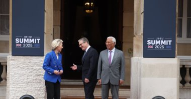 European Commission President Ursula von der Leyen (L) is greeted by British Prime Minister Keir Starmer (C) as European Council President Antonio Costa looks on as they arrive for the U.K.-EU summit at Lancaster House, London, U.K., May 19, 2025. (EPA Photo)