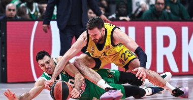 Panathinaikos&#039; Kostas Sloukas (L) competes with Fenerbahçe&#039;s Marko Guduric during the Euroleague, Round 25 match at OAKA Altion Arena, Athens, Greece, Feb. 4, 2025. (Reuters Photo)
