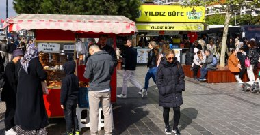 People buy simit, a traditional Turkish bagel, as they are displayed at a stall for sale in the Üsküdar neighborhood, Istanbul, Türkiye, April 23, 2025. (Reuters Photo)