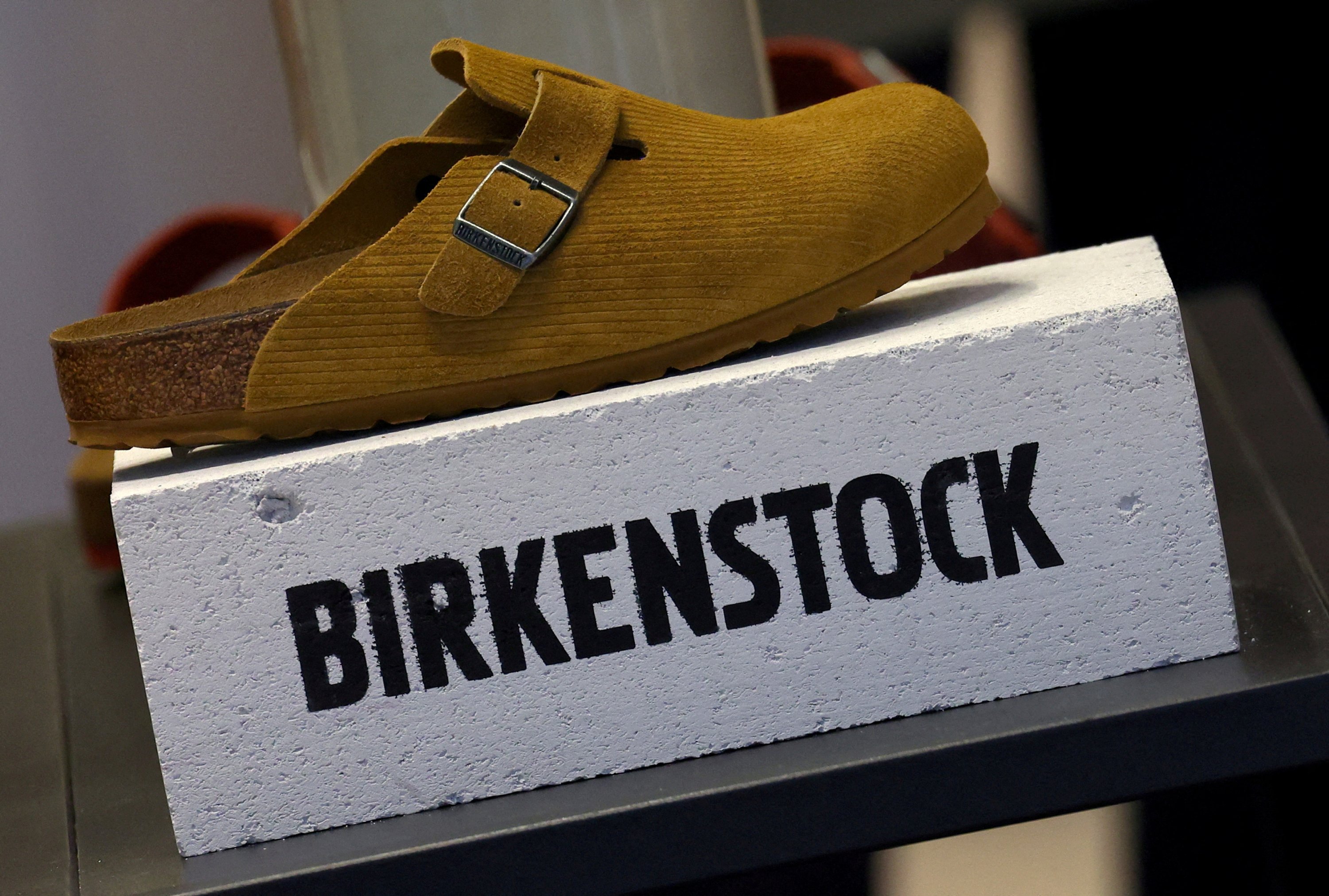 11 Ekim 2023'te Londra, İngiltere'deki bir Birkenstock ayakkabı mağazasında bir Birkenstock ayakkabısı sergileniyor. (Reuters Photo)