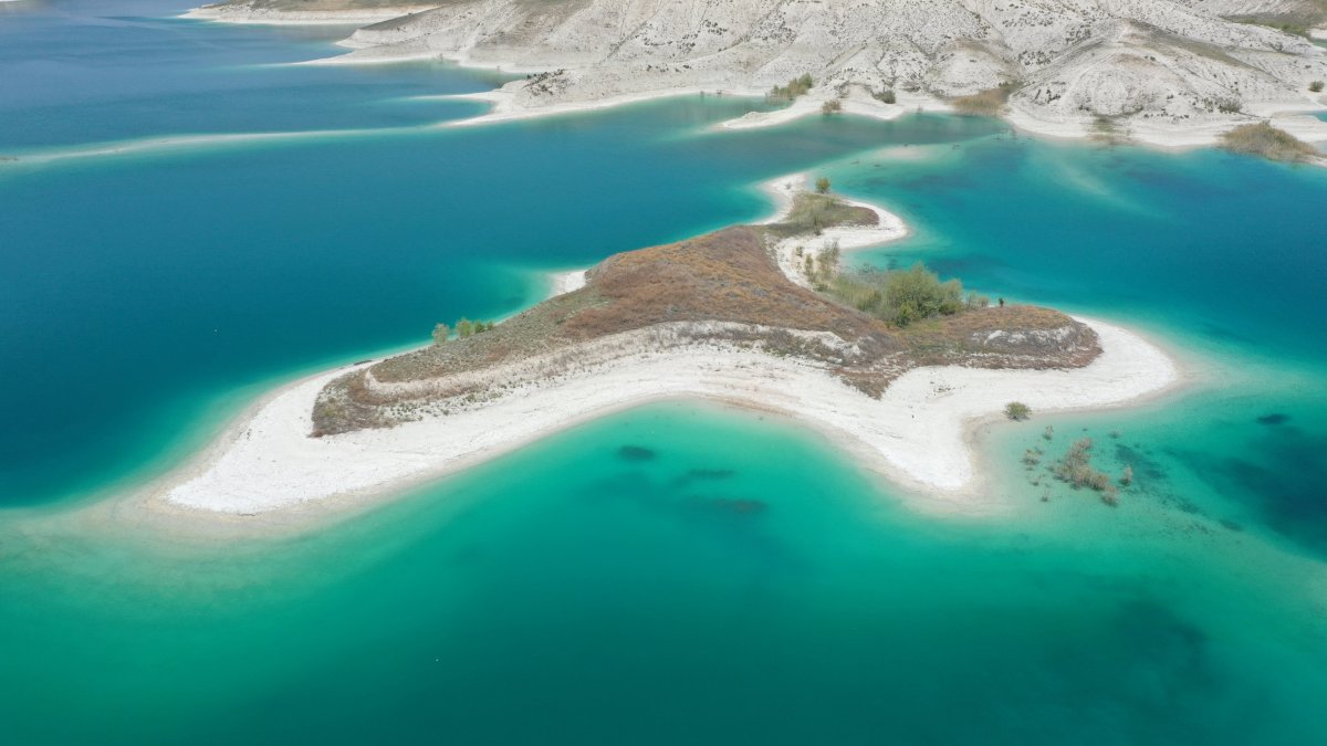An aerial view shows the &quot;Seagull Island&quot; on Atatürk Dam Lake, Adıyaman, southeastern Türkiye, May 19, 2025. (AA Photo)