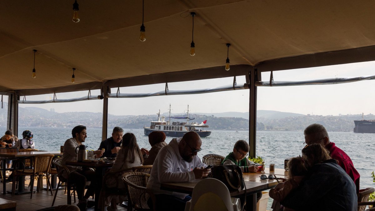 Turkish consumer morale rebounds slightly in May