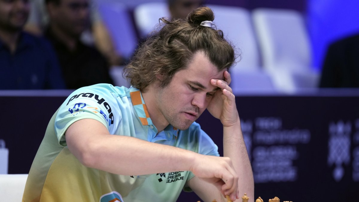 Norwegian Magnus Carlsen of SG Alpine Warriors plays against Poland&#039;s Jan-Krzysztof Duda of Chingari Gulf Titans during the Global Chess League, Dubai, UAE, July 1, 2023. (AP Photo)