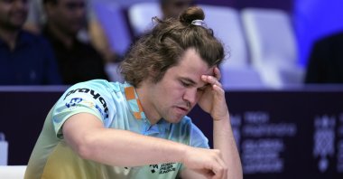 Norwegian Magnus Carlsen of SG Alpine Warriors plays against Poland&#039;s Jan-Krzysztof Duda of Chingari Gulf Titans during the Global Chess League, Dubai, UAE, July 1, 2023. (AP Photo)