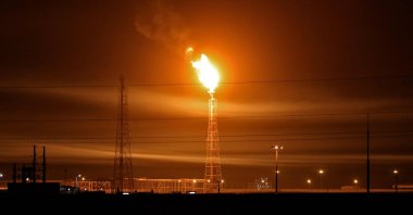 Gas flares at an oil refinery near Iraq&#039;s receding marshes of Hawizeh, which straddle the border with Iran, in the southeastern Missan province, April 25, 2025. (AFP Photo)
