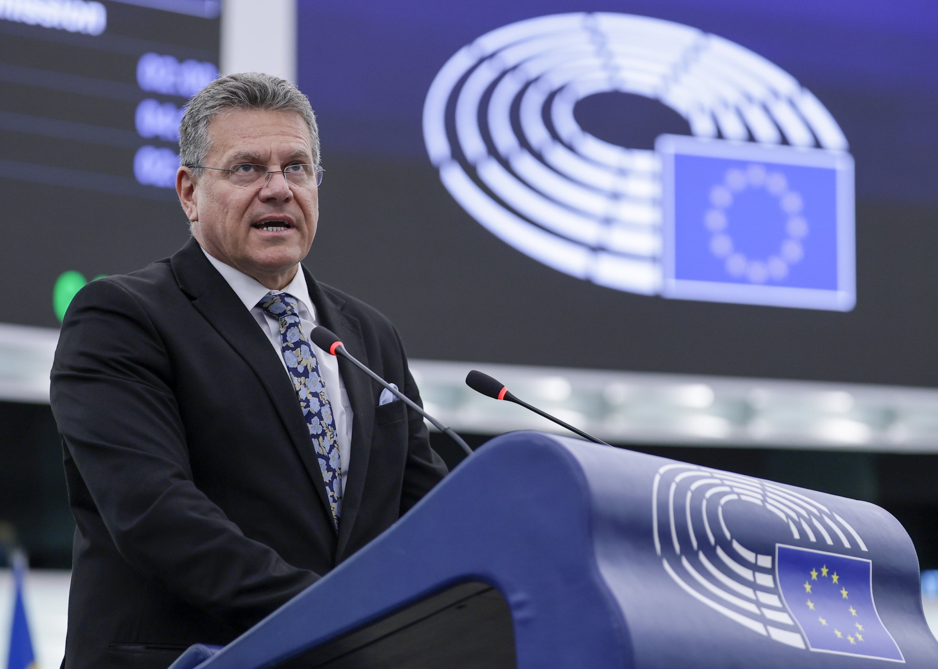 Maros Sefcovic, Ticaret ve Ekonomik Güvenlik Komiseri, Kurumlar Arası İlişkiler ve Şeffaflık, tartışma sırasında konuşuyor 