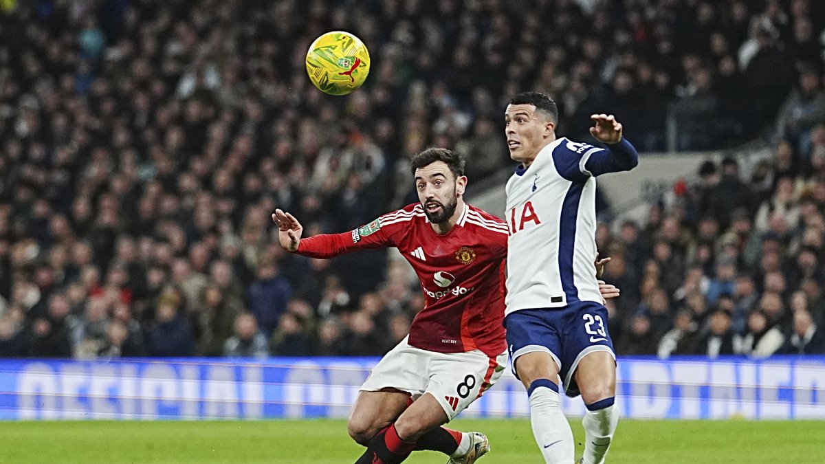 Tottenham&#039;s Pedro Porro (R) challenges for the ball with Manchester United&#039;s Bruno Fernandes during the English League Cup quarterfinal match between Tottenham and Manchester United, at the Tottenham Hotspur Stadium, London, U.K., Dec. 19, 2024. (AP Photo)