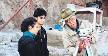 Japanese archaeologist Sachihiro Omura (R) with his students at an excavation site. (Sabah Photo)