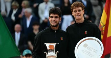 Spain&#039;s Carlos Alcaraz (L) and Italy&#039;s Jannik Sinner pose for pictures at the end of their men&#039;s singles final match for the ATP Rome Open tennis tournament at Foro Italico, Rome, Italy, May 18, 2025. (AFP Photo)