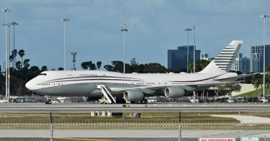 A Qatari Boeing 747 sits on the tarmac of Palm Beach International Airport after U.S. President Donald Trump toured the aircraft on Feb.15, 2025. (AFP File Photo)