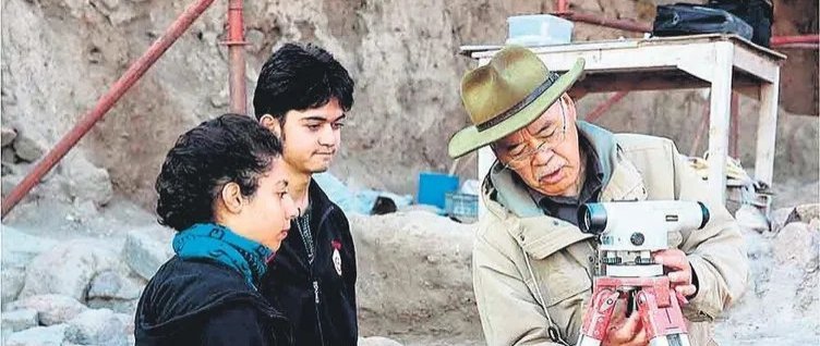 Japanese archaeologist Sachihiro Omura (R) with his students at an excavation site. (Sabah Photo)