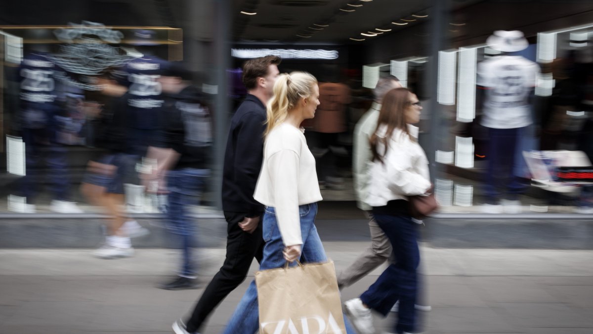 People carry shopping bags as they walk along Oxford Street, London, U.K., May 15, 2025. (EPA Photo)